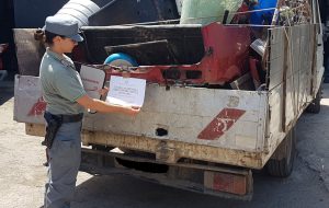 Sequestrato camion rifiuti: trasportava senza autorizzazione rottami e batterie per auto
