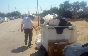 Primi caldi e soliti problemi sulla litoranea: auto in divieto di sosta e cassonetti stracolmi di rifiuti