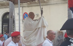 Corpus Domini: il vescovo Caliandro cade da cavallo e si rompe sei costole