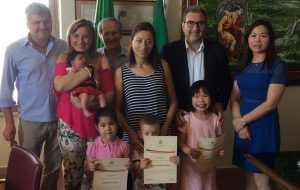 Francavilla non aspetta il Parlamento: cittadinanza onoraria a 3 bambini stranieri