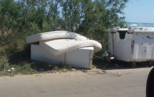 Scempio sulla litoranea: materassi e frigorifero sul ciglio della strada
