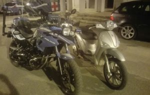 Inseguimento a folle velocità tra poliziotti e due giovanissimi spacciatori: catturati