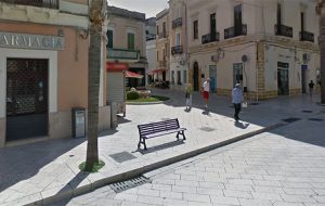 Aggredisce vigili urbani in pieno centro: si costituisce poche ore dopo