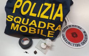 Il fiuto di Argo scova cocaina ed hashish nascosti in auto: 24enne denunciato per spaccio