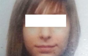 Giovane brindisina va in escandescenza in discoteca: insulta un venditore di rose e si scaglia con coltello e bottiglia contro ragazzi che lo difendono