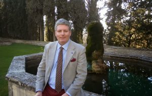 Si finge Principe di Montenegro e Macedonia, soggiorna in un prestigioso resort e imbroglia imprenditori, vescovi e personaggi dello spettacolo e della cultura