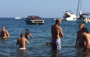 Con le barche tra i bagnanti: decine di multe della Capitaneria di Porto