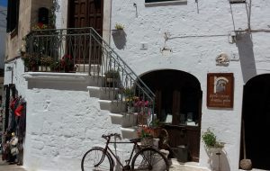 Scopri la città con mamma e papa: giovedì 3 ad Ostuni alla scoperta dei “Racconti sussurrati dai vicoli”