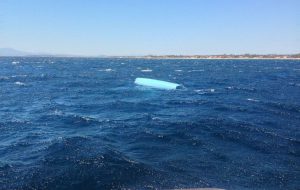 Tragedia sfiorata: si ribalta la barca a vela e finiscono in acqua: due persone salvate dalla Guardia Costiera
