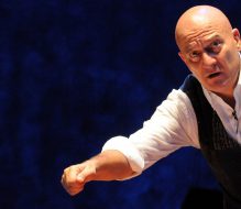 Claudio Bisio al Verdi di Brindisi: autobiografia imperfetta