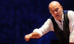 Claudio Bisio al Verdi di Brindisi: autobiografia imperfetta