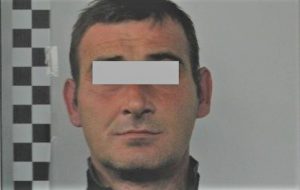 Blocca una ragazza e rapina denaro dalle tasche: arrestato dopo 5 mesi