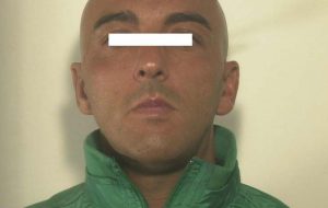 Tentò di uccidere uno zio e l’amante della moglie