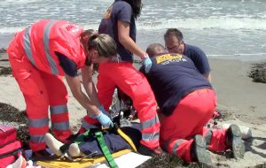 Dramma in mare, bagnino si tuffa per salvare gruppo di inglesi ma annega assieme ad un turista