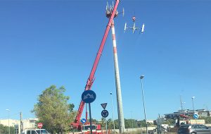 Finalmente va giù l’ecomostro al centro della rotatoria per Bozzano