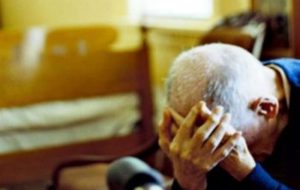 Botte ai genitori per ottenere denaro: arrestato 18enne