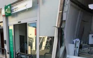 Violenti boati nella notte: sventrati i bancomat della BNL di Via Togliatti