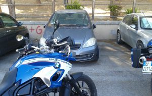 Auto abbandonate in città: interviene la Polizia Municipale ed ordina la rimozione