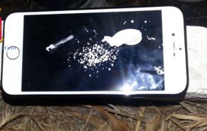 Cocaina sul display del cellulare, prima del tiro arriva la Polizia, tre amici nei guai