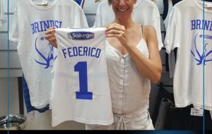 Flavia Pennetta regala la maglia n.1 della New Basket Brindisi al figlio Federico