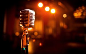 Karaoke e schiamazzi fino a tarda notte. Residenti esasperati ma nessuno interviene