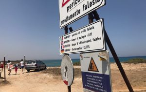 Caos sulla litoranea: si parcheggia ovunque, nessun rispetto per la falesia
