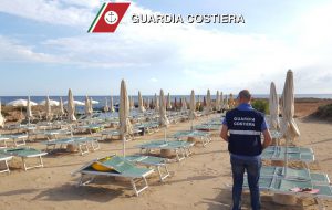 Occupa il triplo della spiaggia concessa: sequestrati 40 ombrelloni e 80 lettini in zona Monacelle