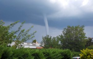 Spettacolare tromba marina in provincia di Brindisi: foto e video