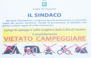 Vietato Campeggiare: il Sindaco di Fasano fa stampare un volantino con l’invito rivolto a turisti e vacanzieri