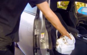 Rubano denaro da auto e tentano di evitare i controlli: arrestati