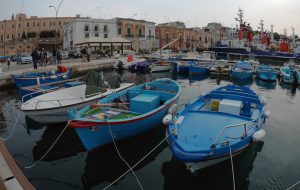 Pescatori abusivi sbarcano alla Sciabiche e trovano Capitaneria e Polizia in attesa: denunciati
