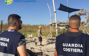 Strutture abusive e pericolose nella zona di Torre Guaceto riservata ai nudisti
