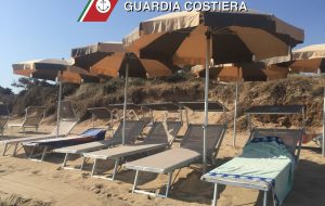 Estate senza regole: ombrelloni e lettini abusivi sulla spiaggia libera, stabilimenti senza bagnino, scarichi fuori norma