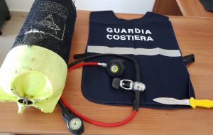 Ricci pescati abusivamente e acquascooter troppo vicino alla costa: pesanti multe della Guardia Costiera