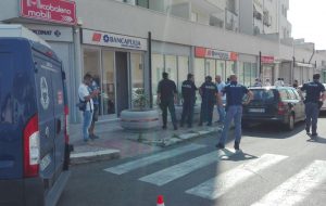 Scena da film western nella trafficatissima Via Appia: assalto a portavalori e spari tra la gente