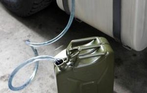 Rifornisce auto privata con la scheda carburanti dell’Asl: dipendente denunciato per peculato