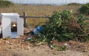 Tra i rifiuti selvaggi spunta anche l’insegna di un ristorante-pizzeria: il proprietario sarà multato