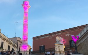 Brindisi aderisce all’Ottobre Rosa. Questa sera l’illuminazione della Colonna Romana
