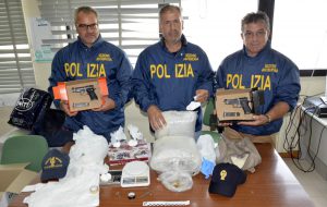 In casa 4,5 Kg di marijuana, 240 grammi di coca e due pistole: dai domiciliari al carcere