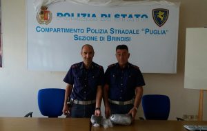Fuggono ad un posto di blocco e buttano dal finestrino più di un Kg di marijuana