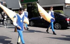 Gli sbandieratori per le vie di Bozzano per la Festa di San Giustino De Jacobis