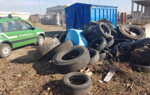 Scaricavano containers di rifiuti nella zona artigianale di Oria: intervengono i Carabinieri Forestali