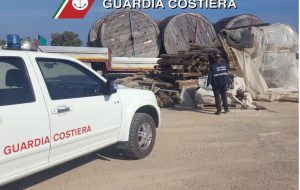 La Capitaneria di Porto sequestra 28 tonnellate di traversine ferroviarie: erano trattate con sostanza cancerogena