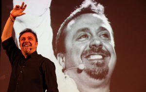 Gabriele Cirilli con lo spettacolo #TaleEQualeAME… Again” al Teatro Roma di Ostuni