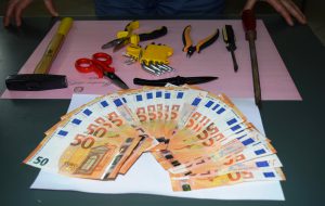 Ruba valigie e souvenir da auto in sosta: pregiudicato in manette