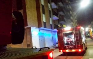 Fuoco nella notte: evacuato condominio al quartiere Commenda