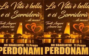 Tappezza paesino della Sardegna con manifesti del Monumento al Marinaio per chiedere scusa alla ex