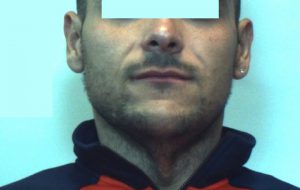 Scoperto a rubare al Leroy Merlin picchia vigilantes