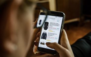 Inserisce la sua simcard nel telefonino rubato ad una studentessa: denunciata per ricettazione