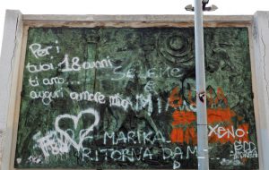 Restituito all’originario splendore il bassorilievo del Liceo Palumbo rovinato da stupide scritte